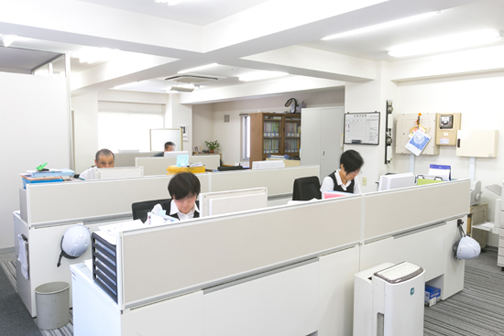 倉庫に併設する管理室 倉庫に併設する管理室