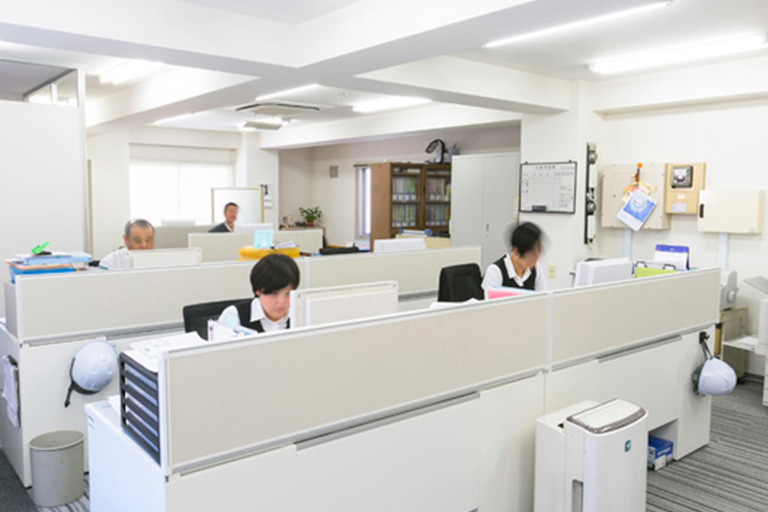 倉庫に併設する管理室 倉庫に併設する管理室
