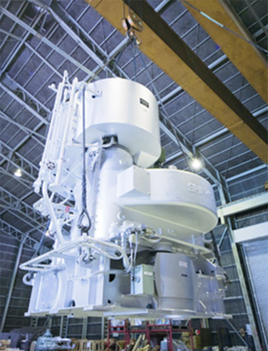 Ceiling crane in warehouse No.2. It can load plant equipment or large-sized cargo weighing up to 10 tons.